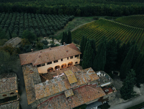 aerial view of dinner during this wedding at quercial al poggio in tuscany captured by frankie and marilia