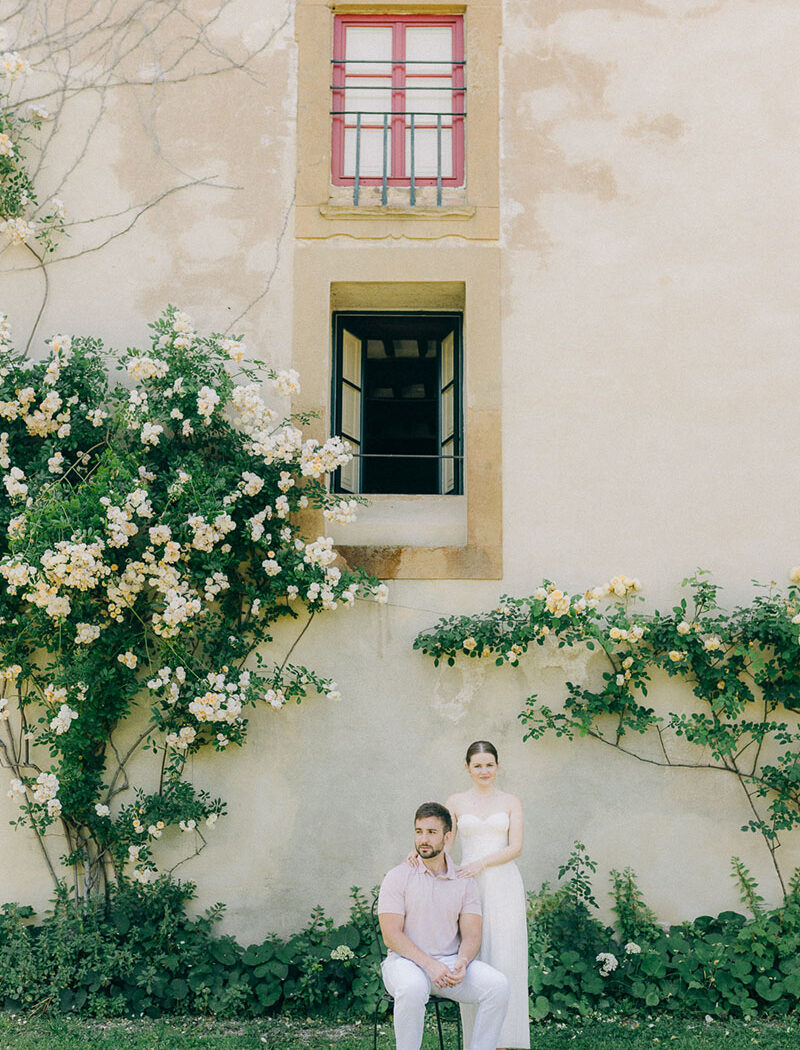 post-wedding-brunch-villa-pozzolo-couple-portraits-17 The couple poses in front of a flowering wall and window at Villa Pozzolo during their post-wedding brunch.