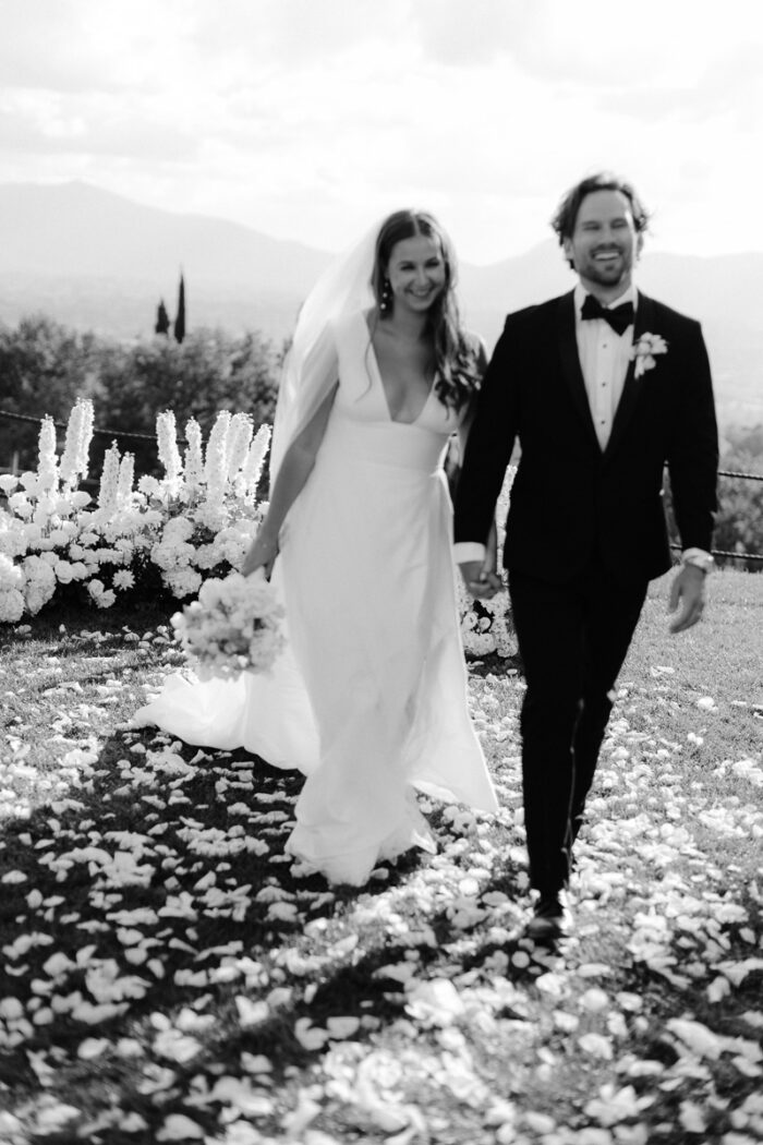 casale-de-pasquinelli-wedding-frankie-and-marilia-62 black and white and out of focus photo of couple walking during their portrait session after their wedding ceremony at casale de pasquinelli